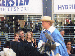 Person in medieval clothes, a horse and a falcon at the Houtstraat street, during the Gebroeders van Limburg Festival