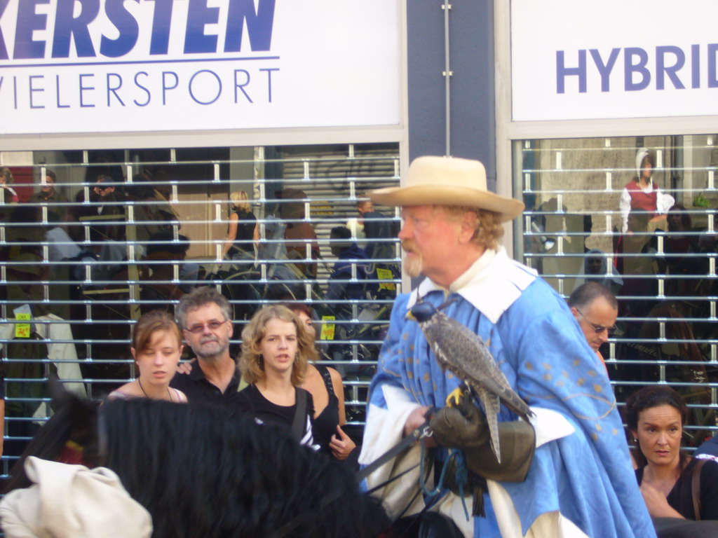 Person in medieval clothes, a horse and a falcon at the Houtstraat street, during the Gebroeders van Limburg Festival