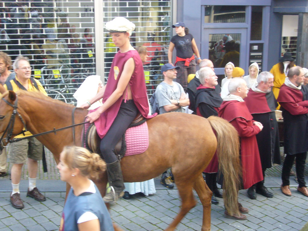 People in medieval clothes and a horse at the Houtstraat street, during the Gebroeders van Limburg Festival
