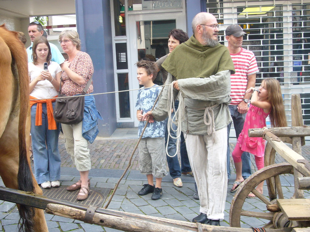 Person in medieval clothes and an ox at the Houtstraat street, during the Gebroeders van Limburg Festival