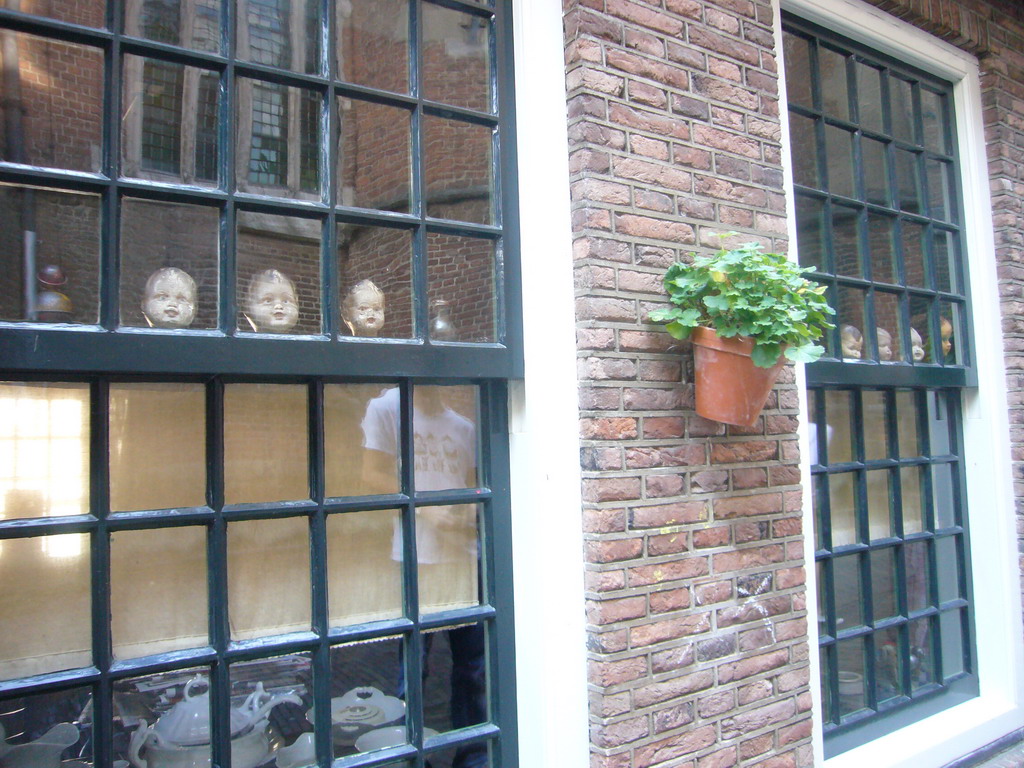 Busts behind the window of a house at the Sint Stevenskerkhof square