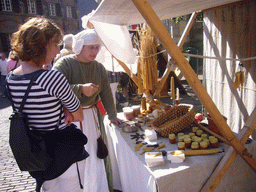 Person in medieval clothes making jewellery at the Sint Stevenskerkhof square, during the Gebroeders van Limburg Festival