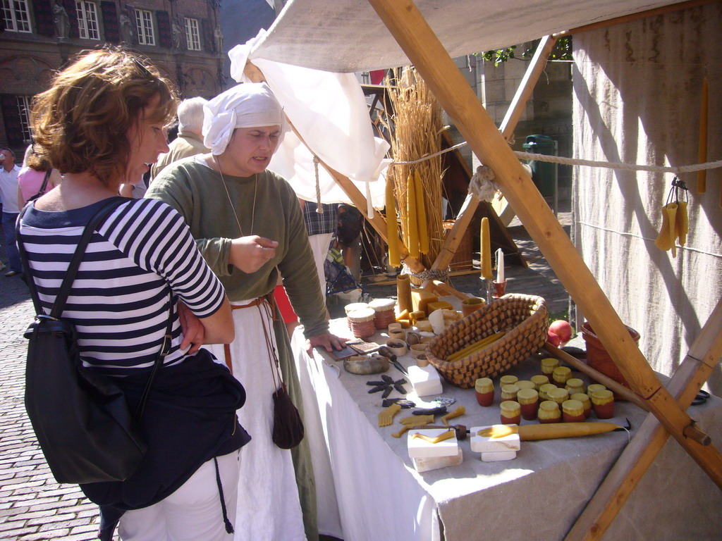 Person in medieval clothes making jewellery at the Sint Stevenskerkhof square, during the Gebroeders van Limburg Festival