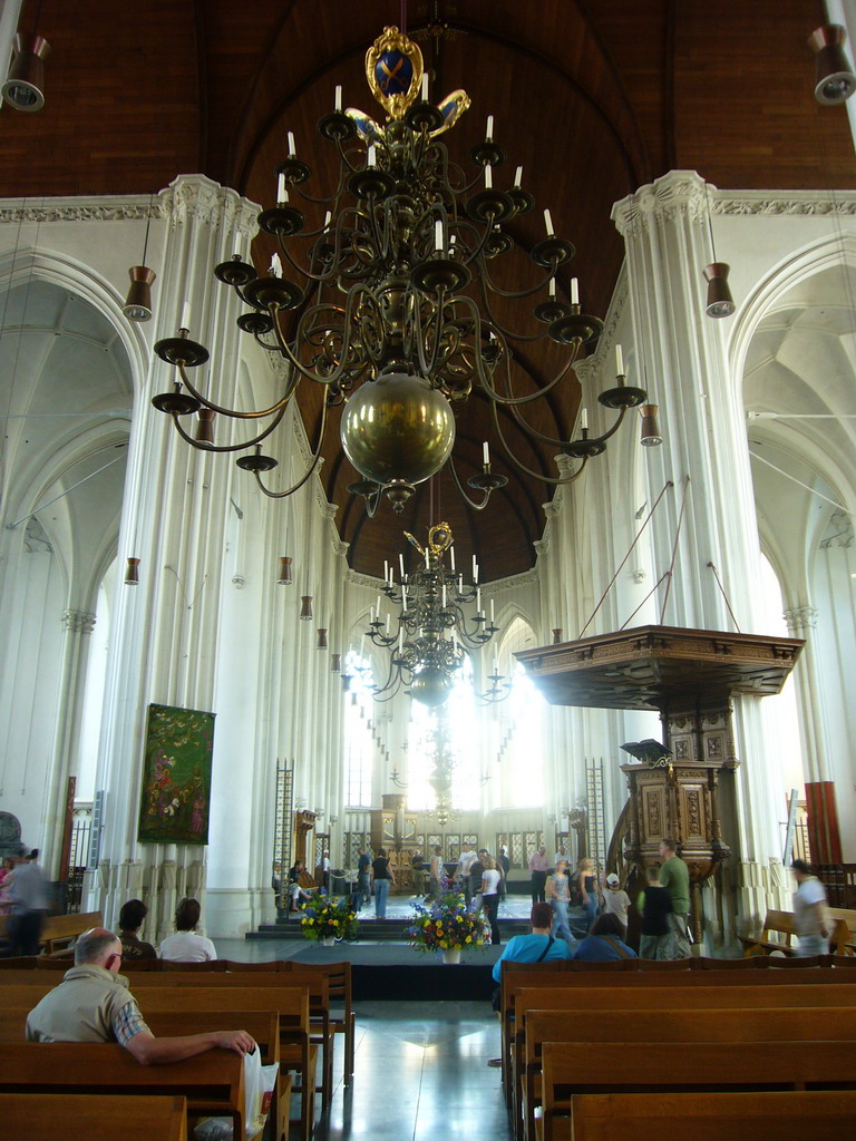 Nave, pulpit and apse at the Sint Stevenskerk church