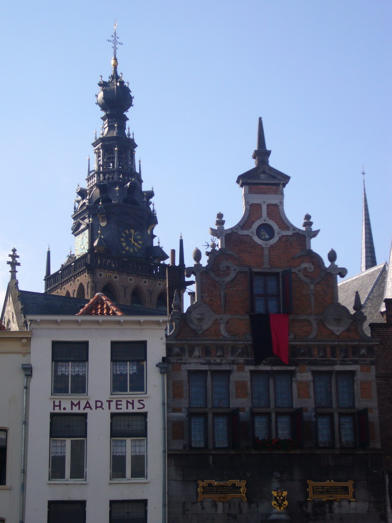 The facade of the Kerkboog arch and the tower of the Sint Stevenskerk church, viewed from the Grote Markt square