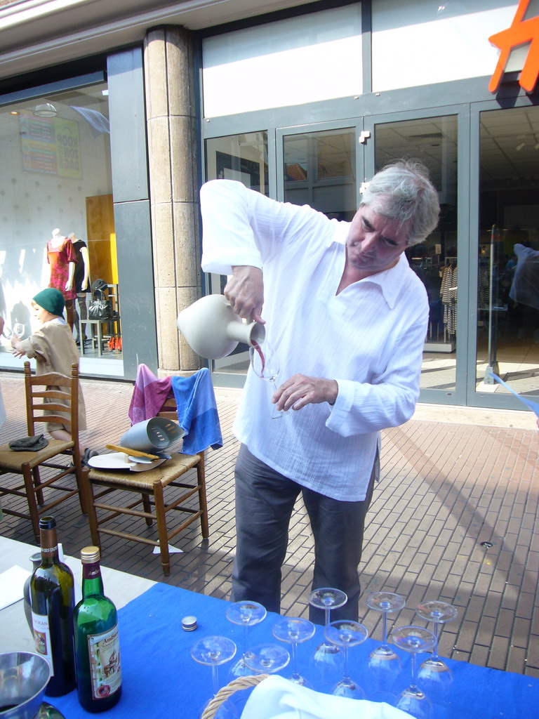 Person selling wine at the Broerstraat street, during the Gebroeders van Limburg Festival