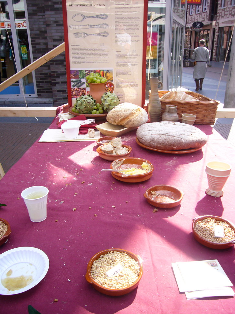 Bread being sold at the Broerstraat street, during the Gebroeders van Limburg Festival
