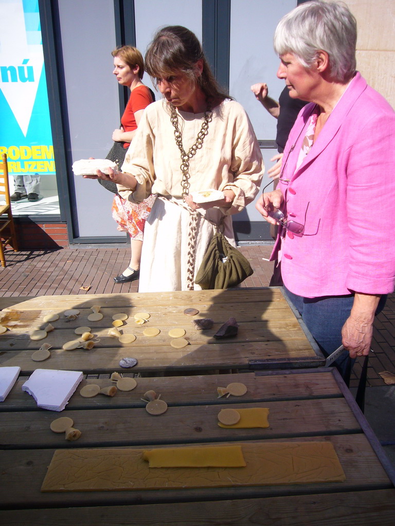 Person in medieval clothes selling bread at the Broerstraat street, during the Gebroeders van Limburg Festival