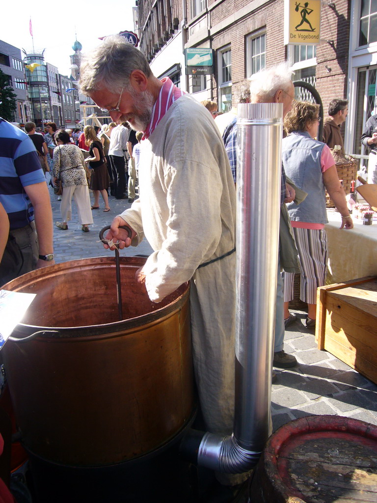 Person in medieval clothes at the Broerstraat street, during the Gebroeders van Limburg Festival