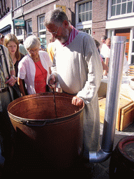 Person in medieval clothes at the Broerstraat street, during the Gebroeders van Limburg Festival