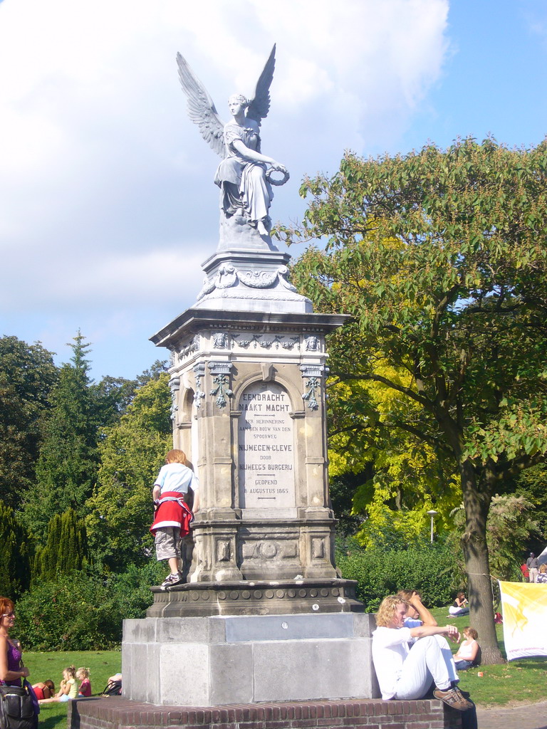 Monument for the Nijmegen-Kleve railroad at the southwest entrance to the Valkhof park