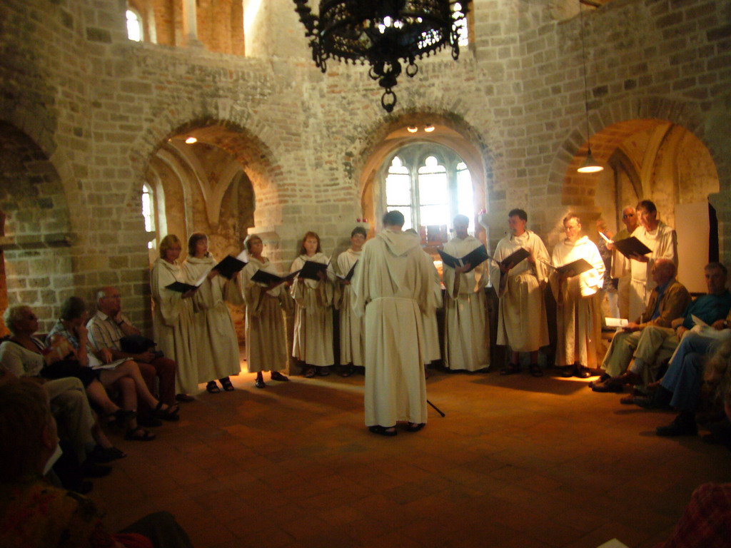 Choir singing in the Sint-Nicolaaskapel chapel at the Valkhof park, during the Gebroeders van Limburg Festival