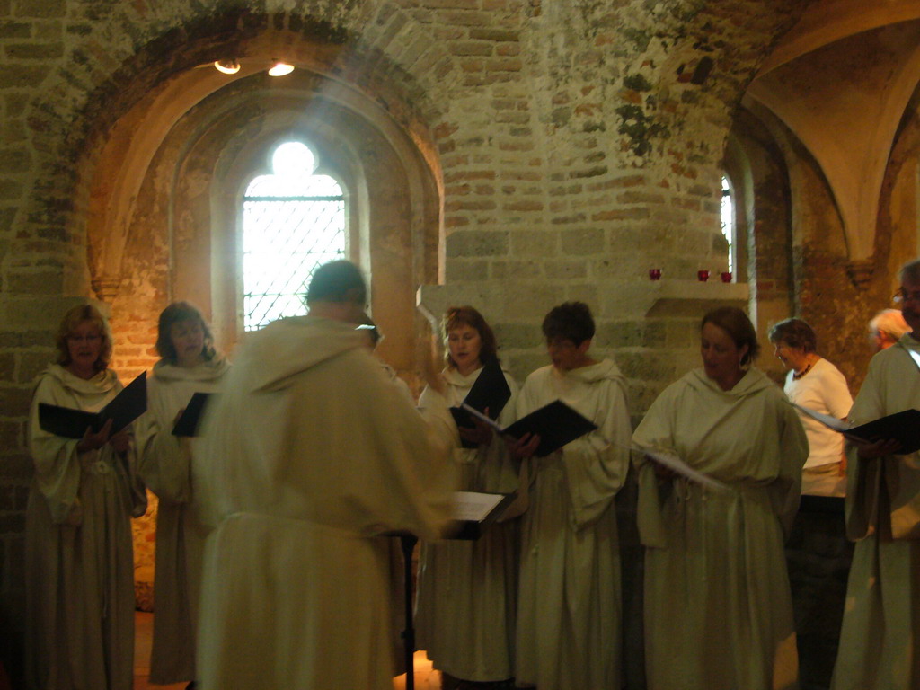 Choir singing in the Sint-Nicolaaskapel chapel at the Valkhof park, during the Gebroeders van Limburg Festival