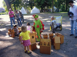 Children making a fortress at the Valkhof park, during the Gebroeders van Limburg Festival