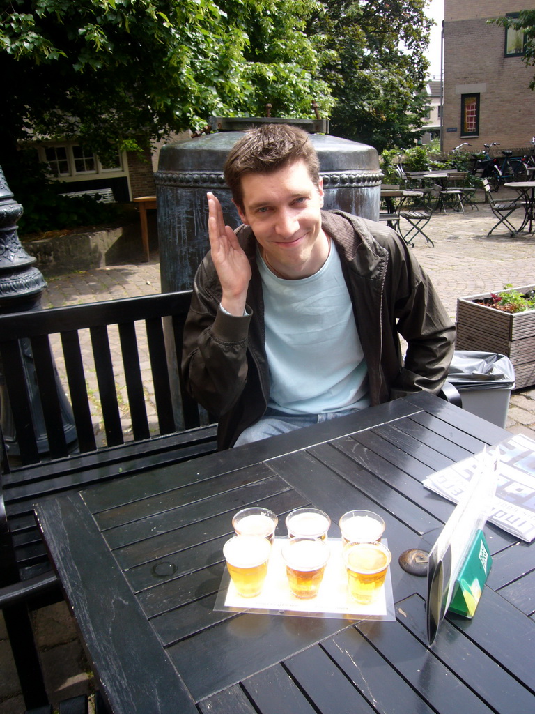 Tim with beers at the terrace of the Stadsbrouwerij De Hemel brewery at the Commanderie van Sint Jan building