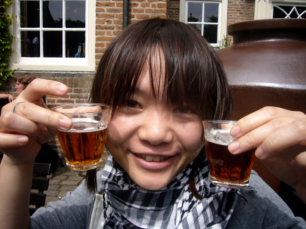 Miaomiao with beers at the terrace of the Stadsbrouwerij De Hemel brewery at the Commanderie van Sint Jan building