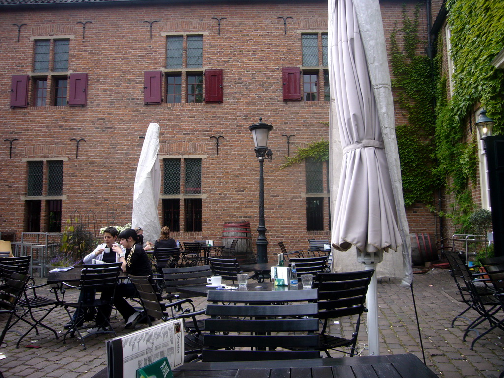 The terrace of the Stadsbrouwerij De Hemel brewery at the Commanderie van Sint Jan building