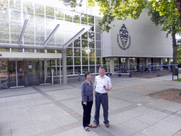 Miaomiao`s parents in front of the Aula building of the Radboud University Nijmegen at the Comeniuslaan street