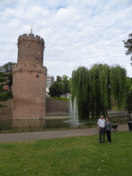 Miaomiao`s parents in front of the Kruittoren tower and the pool with fountain at the Kronenburgerpark