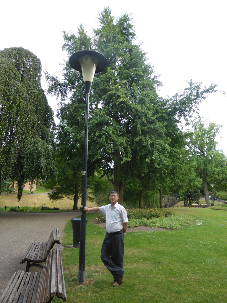 Miaomiao`s father in front of the Ginkgo Biloba tree at the Kronenburgerpark