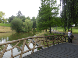 Miaomiao`s parents at the bridge over the pool at the Kronenburgerpark