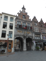 Building with gate to the Sint Stevenskerkhof square at the Grote Markt square