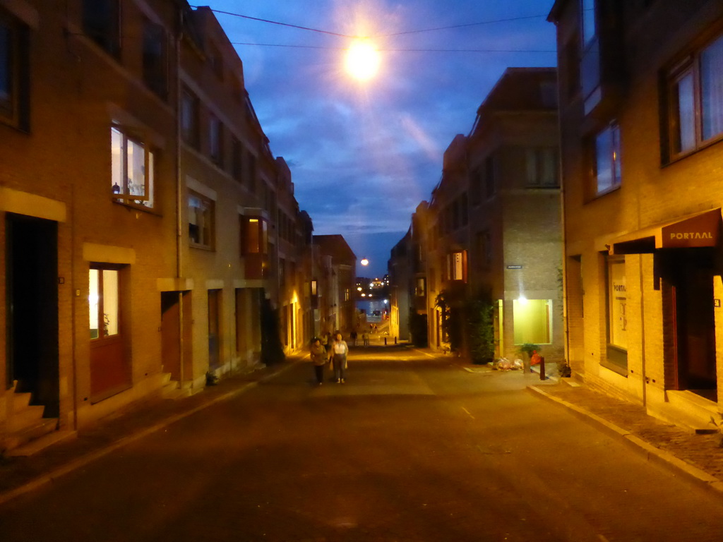 Miaomiao and her mother at the Grotestraat street, by night