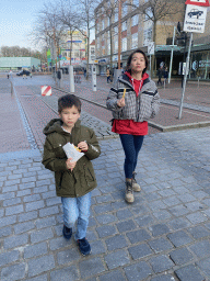 Miaomiao and Max eating fries at the Burchtstraat street