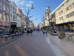 Miaomiao and Max eating fries at the Molenstraat street