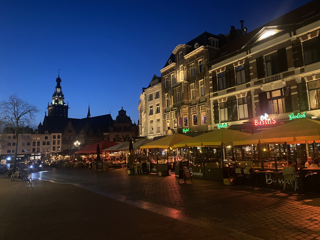 The Grote Markt square with the Sint-Stevenskerk church, by night