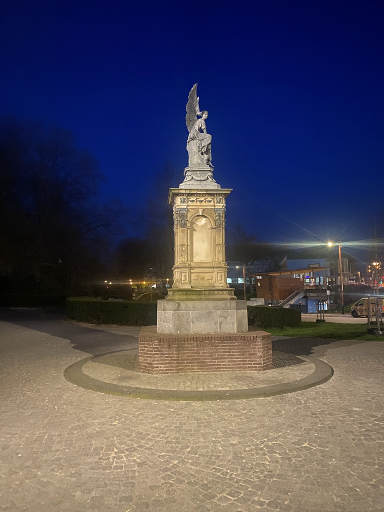 The Spoorwegmonument at the southwest side of the Valkhof park, by night