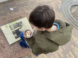nijmegen_6_063 - 347 kb - 1024x768 - Max with an ice cream and information on the Liberation Route at the Waalkade street Max with an ice cream and information on the Liberation Route at the Waalkade street