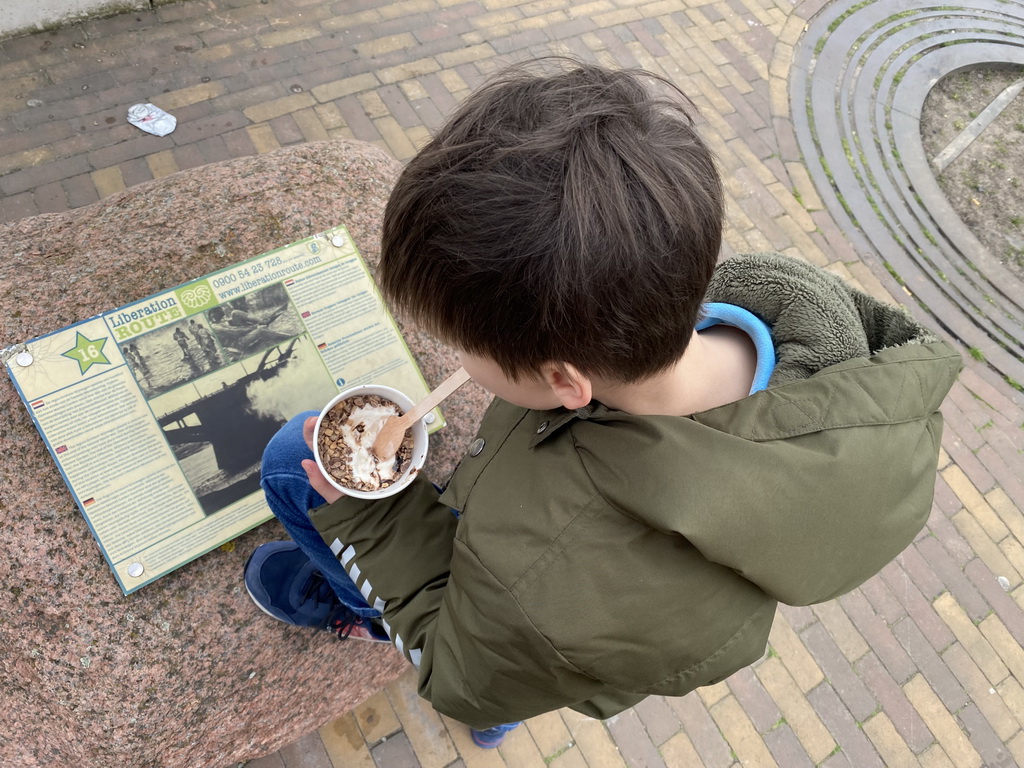 Max with an ice cream and information on the Liberation Route at the Waalkade street