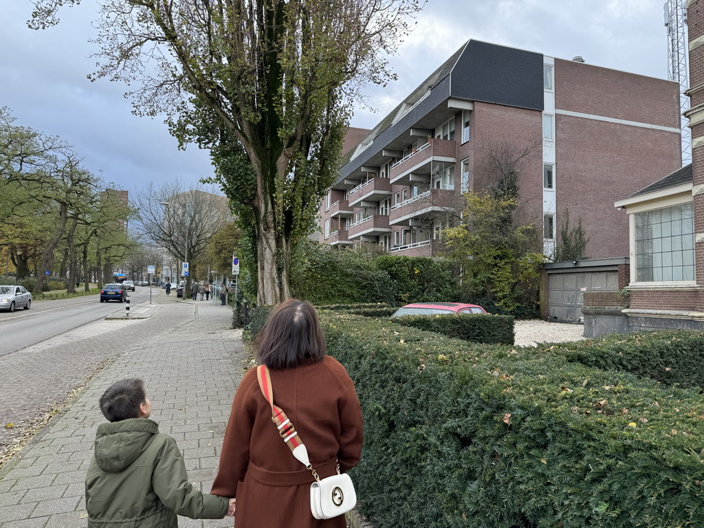 Miaomiao and Max in front of our old apartment building at the Kronenburgersingel street