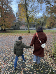 Miaomiao and Max in front of the Kruittoren tower and the pond at the Kronenburgerpark