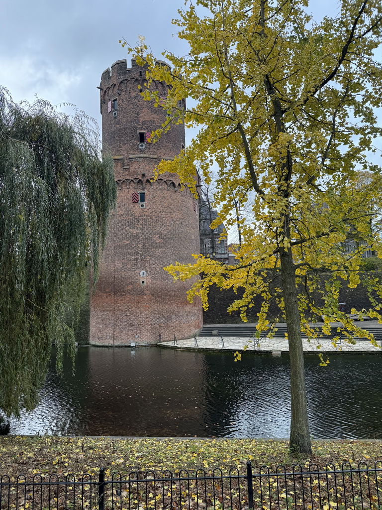 The Kruittoren tower and the pond at the Kronenburgerpark