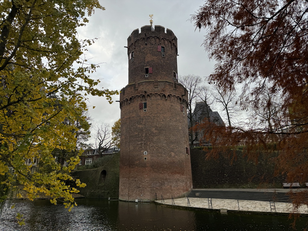 The Kruittoren tower and the pond at the Kronenburgerpark