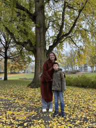 Miaomiao and Max in front of a Ginkgo Biloba tree at the Kronenburgerpark