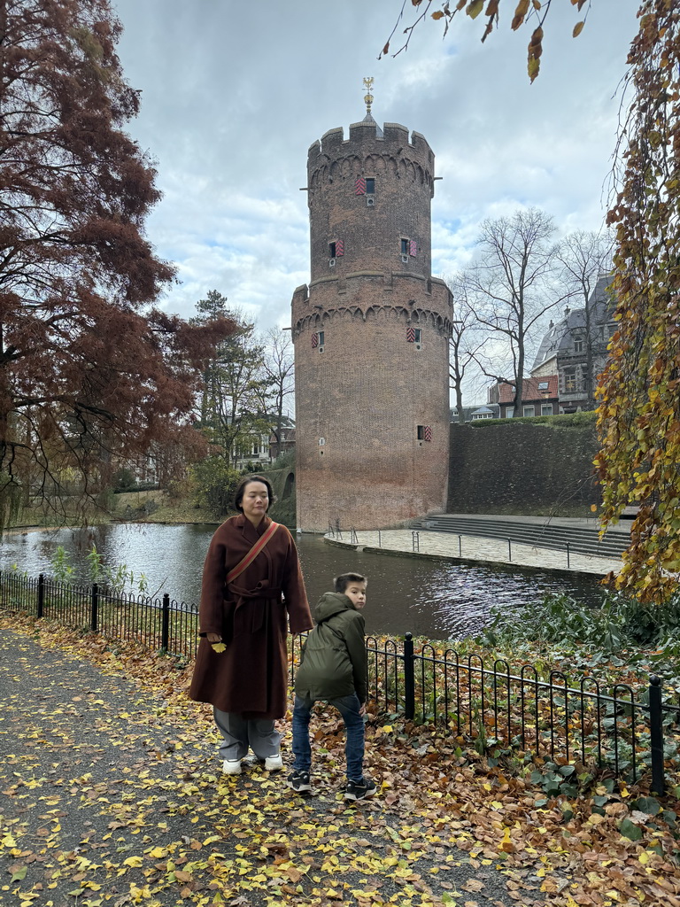 Miaomiao and Max in front of the Kruittoren tower and the pond at the Kronenburgerpark