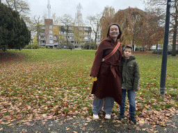 Miaomiao and Max at the Kronenburgerpark, with a view on our old apartment building at the Kronenburgersingel street