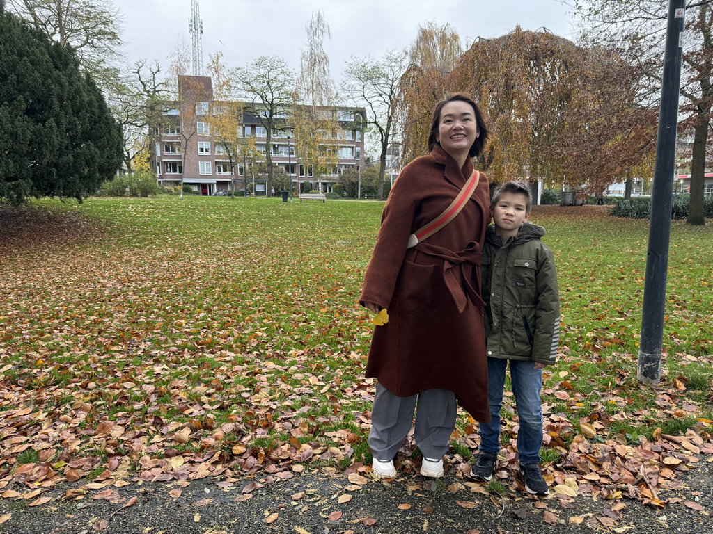 Miaomiao and Max at the Kronenburgerpark, with a view on our old apartment building at the Kronenburgersingel street