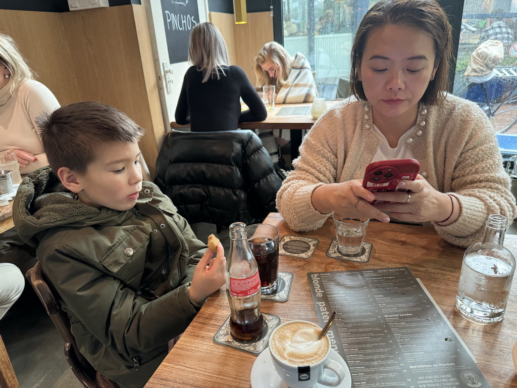 Miaomiao and Max having lunch at the Café de Blonde Pater at the Houtstraat street