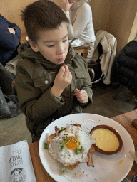 Max having lunch at the Café de Blonde Pater