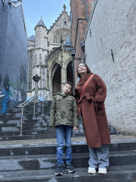 Miaomiao and Max at the Stikke Hezelstraat street, with a view on the south side of the Sint Stevenskerk church at the Sint Stevenskerkhof square