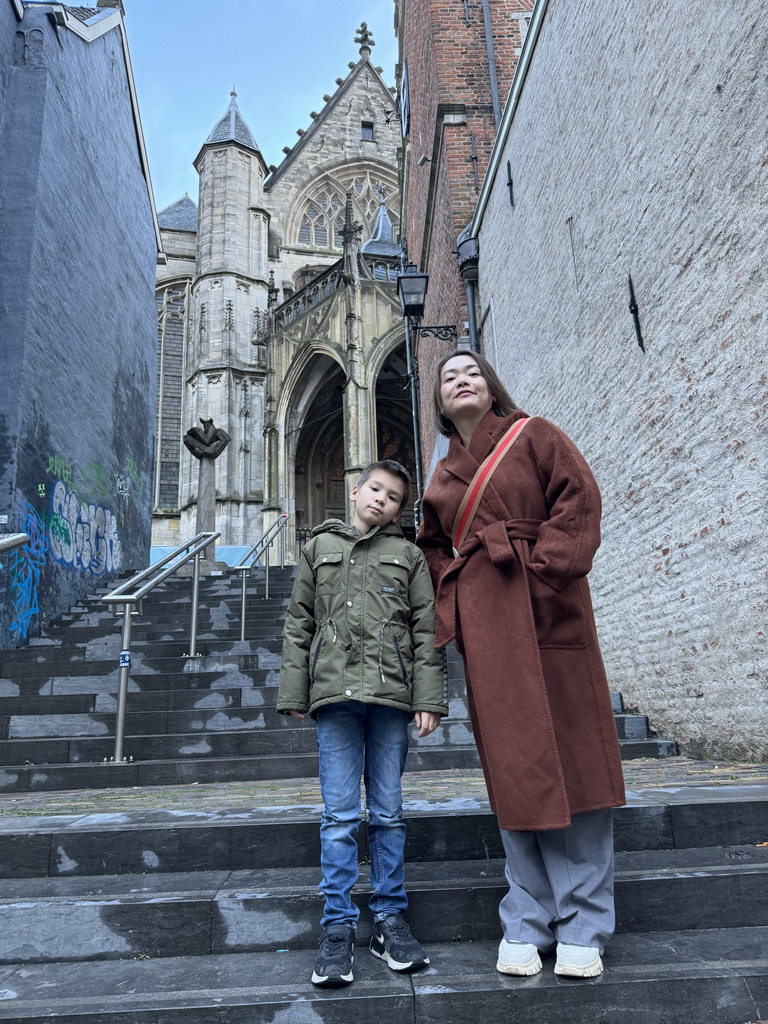 Miaomiao and Max at the Stikke Hezelstraat street, with a view on the south side of the Sint Stevenskerk church at the Sint Stevenskerkhof square