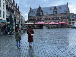 Miaomiao and Max in front of the Mariken van Nieumeghen statue and the Waag building at the Grote Markt square