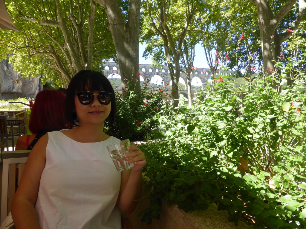 Miaomiao having drinks at the Les Terrasses restaurant, with a view on the Pont du Gard aqueduct bridge