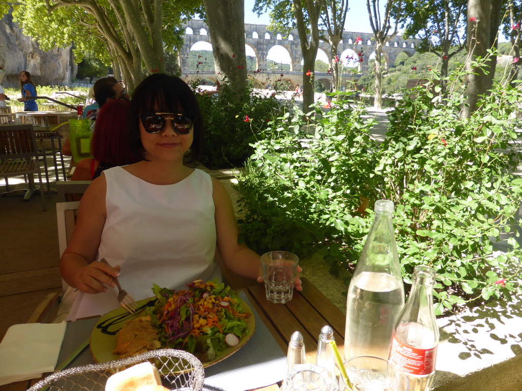 Miaomiao having lunch at the Les Terrasses restaurant, with a view on the Pont du Gard aqueduct bridge