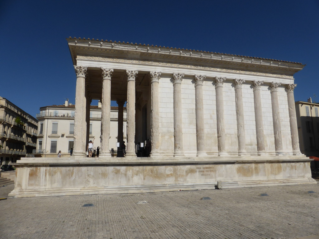 Miaomiao at the west side of the Maison Carrée temple at the Place de la Maison Carrée square