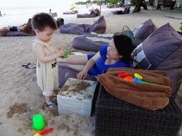 Miaomiao and Max playing with sand at the beach of the Inaya Putri Bali hotel